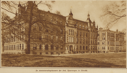 871863 Gezicht op de voor- en zijgevels van het 1e Administratiegebouw van de Staatsspoorwegen te Utrecht (Hoofdgebouw ...